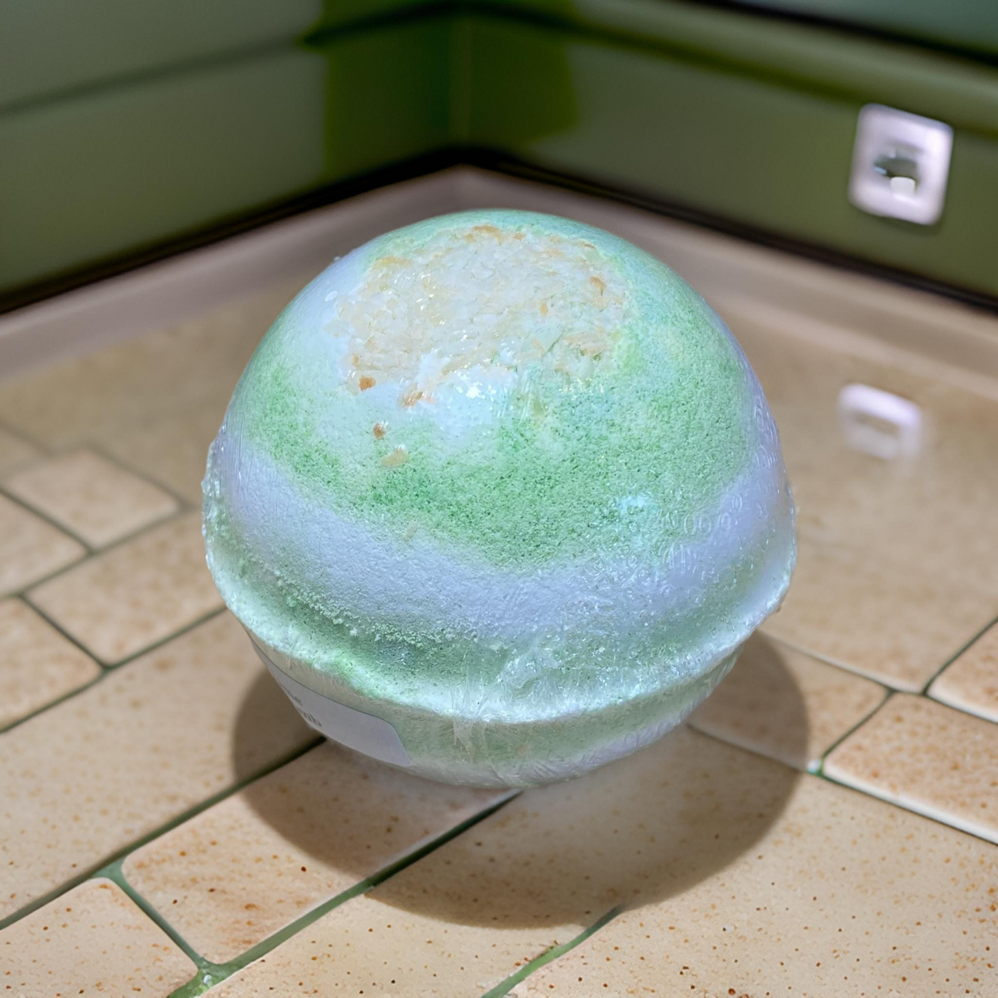 coconut & lime bath bomb